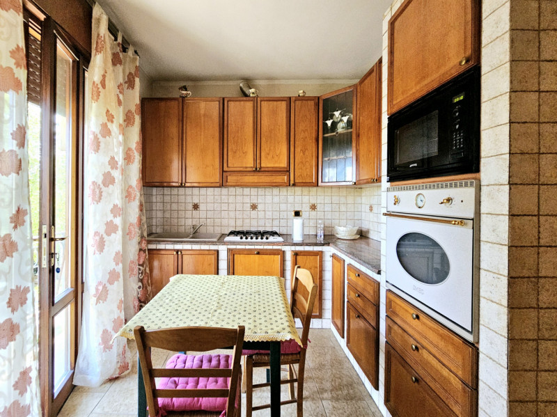 Proponiamo in vendita a Ponso, nella frazione di Bresega, grande porzione di bifamiliare, struttu...