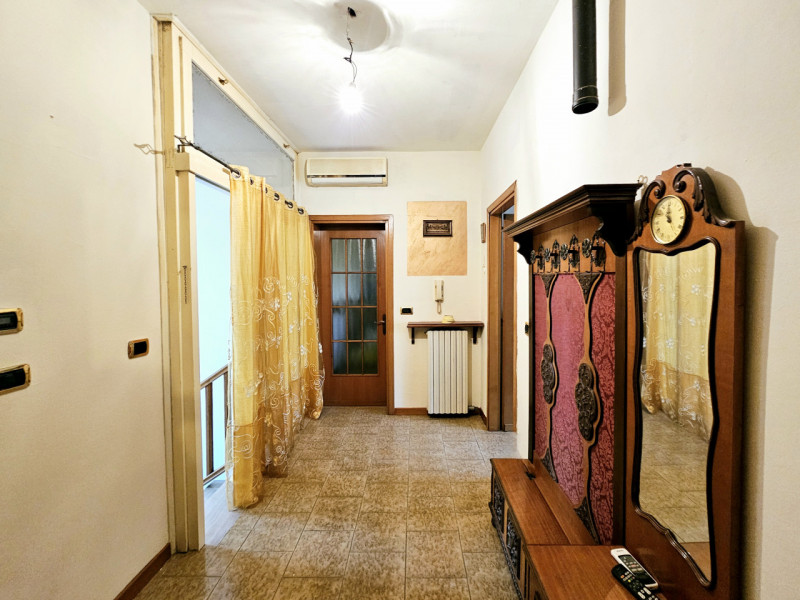 Proponiamo in vendita a Ponso, nella frazione di Bresega, grande porzione di bifamiliare, struttu...