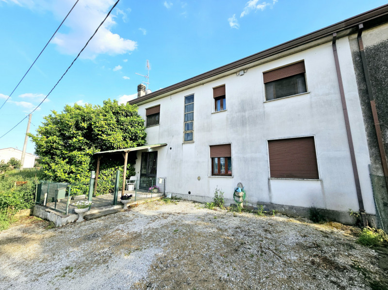 Proponiamo in vendita a Ponso, nella frazione di Bresega, grande porzione di bifamiliare, struttu...