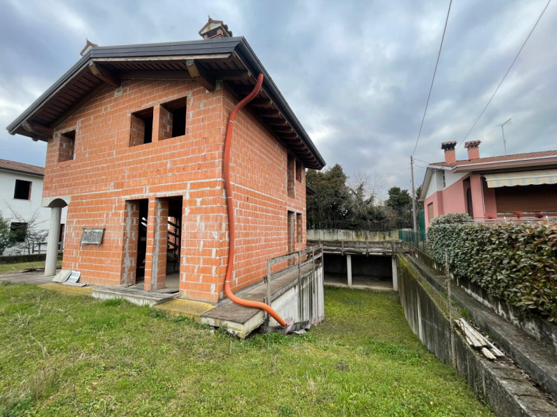 UBICAZIONE E CONTESTO
L’immobile è situato a Malo, in una zona tranquilla e residenziale, comoda ...