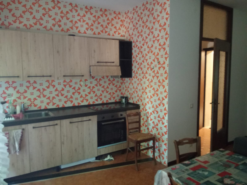 Chiesanuova - In zona interna, comoda ad ogni tipo di servizio, ampio miniappartamento al secondo...