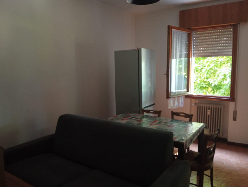 Chiesanuova - In zona interna, comoda ad ogni tipo di servizio, ampio miniappartamento al secondo...