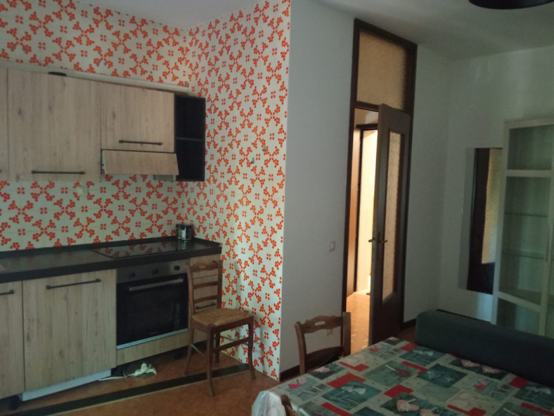 Chiesanuova - In zona interna, comoda ad ogni tipo di servizio, ampio miniappartamento al secondo...