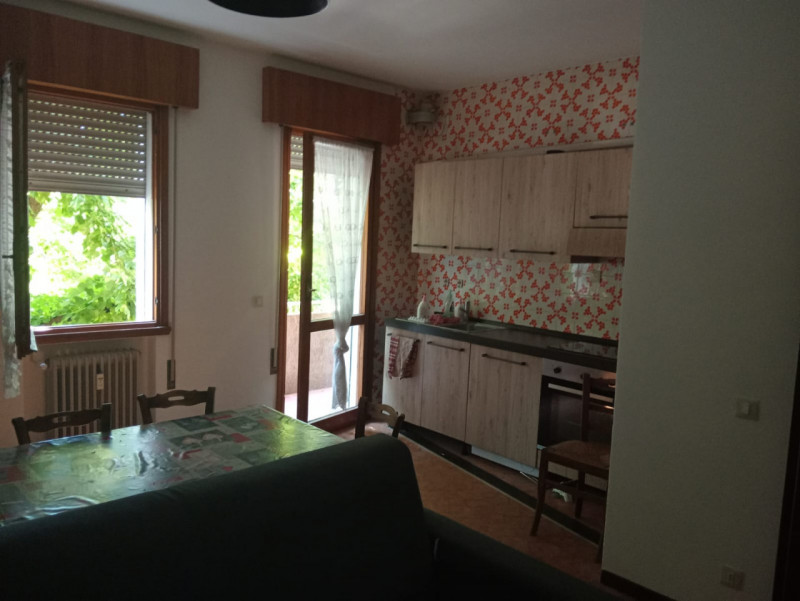 Chiesanuova - In zona interna, comoda ad ogni tipo di servizio, ampio miniappartamento al secondo...