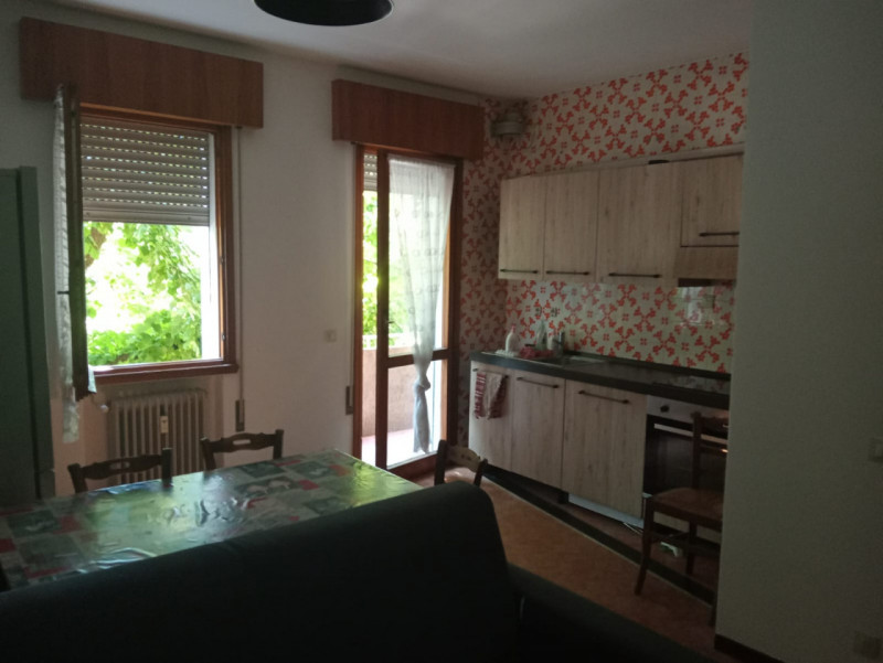 Chiesanuova - In zona interna, comoda ad ogni tipo di servizio, ampio miniappartamento al secondo...