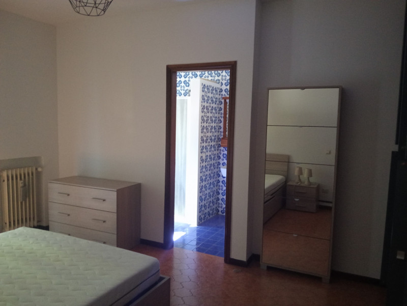 Chiesanuova - In zona interna, comoda ad ogni tipo di servizio, ampio miniappartamento al secondo...