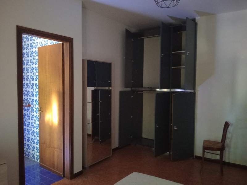 Chiesanuova - In zona interna, comoda ad ogni tipo di servizio, ampio miniappartamento al secondo...