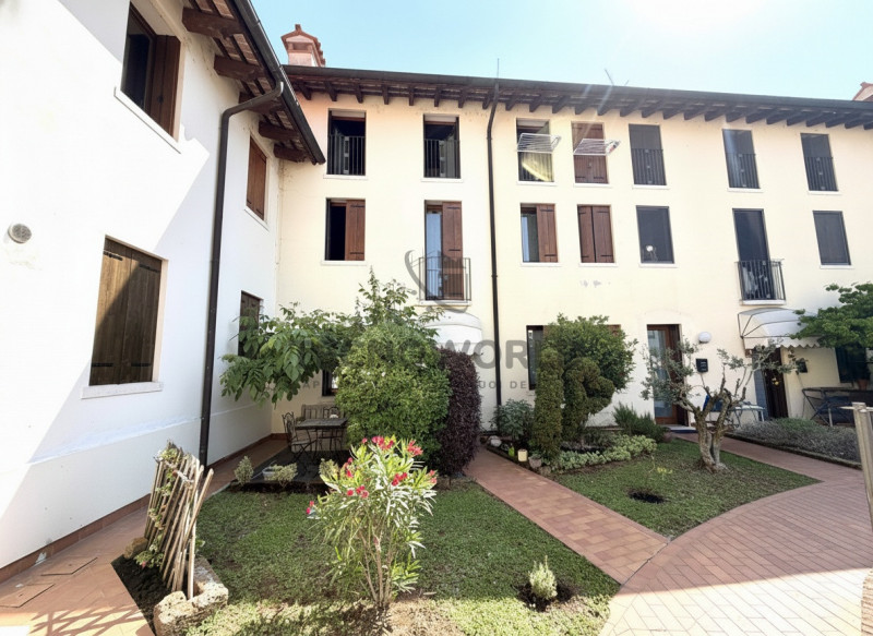Nel centro storico di Malo, proponiamo in vendita una splendida casa a schiera porzione centrale,...