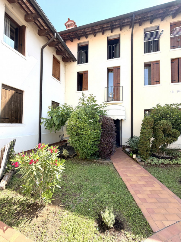 Nel centro storico di Malo, proponiamo in vendita una splendida casa a schiera porzione centrale,...
