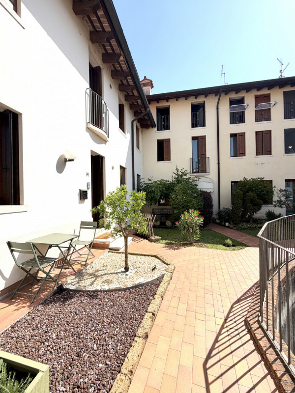 Nel centro storico di Malo, proponiamo in vendita una splendida casa a schiera porzione centrale,...