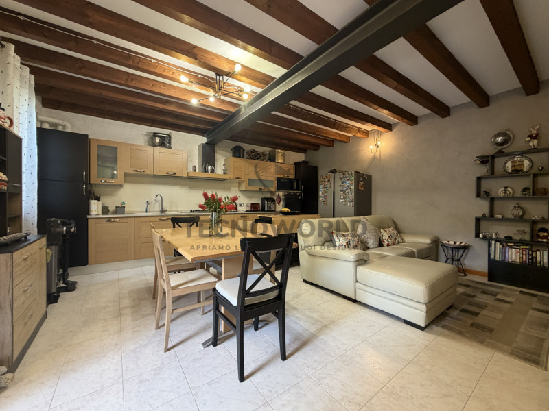 Nel centro storico di Malo, proponiamo in vendita una splendida casa a schiera porzione centrale,...