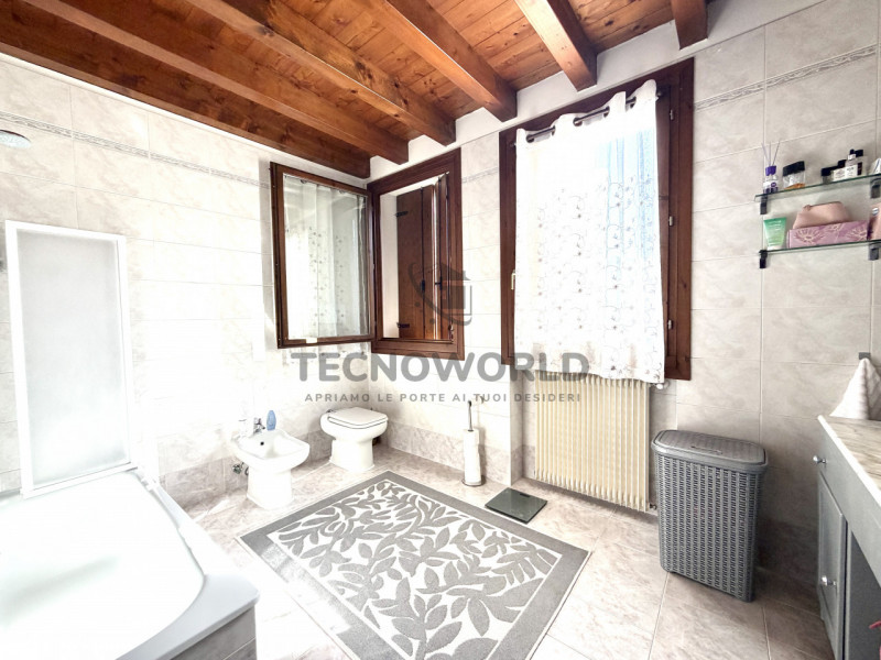 Nel centro storico di Malo, proponiamo in vendita una splendida casa a schiera porzione centrale,...
