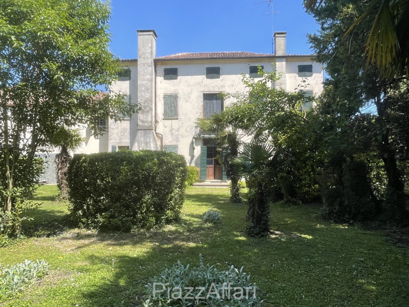 Piove di Sacco, proponiamo in vendita Storica Villa Veneta con ingresso da un viale alberato il q...