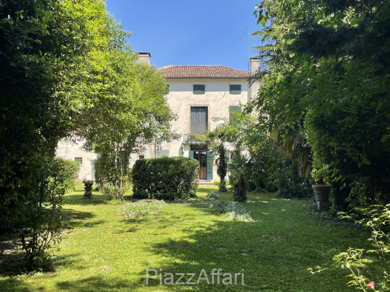Piove di Sacco, proponiamo in vendita Storica Villa Veneta con ingresso da un viale alberato il q...