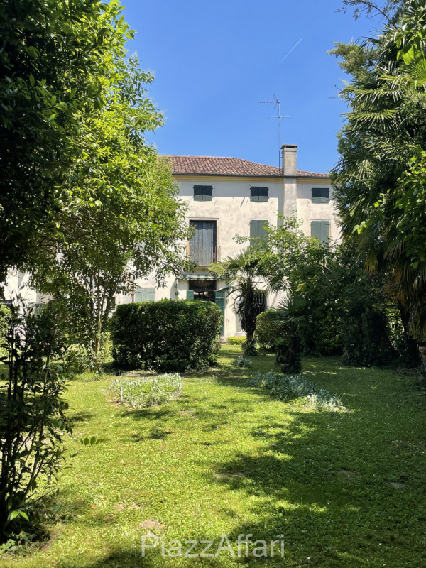 Piove di Sacco, proponiamo in vendita Storica Villa Veneta con ingresso da un viale alberato il q...