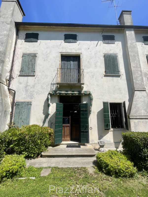 Piove di Sacco, proponiamo in vendita Storica Villa Veneta con ingresso da un viale alberato il q...