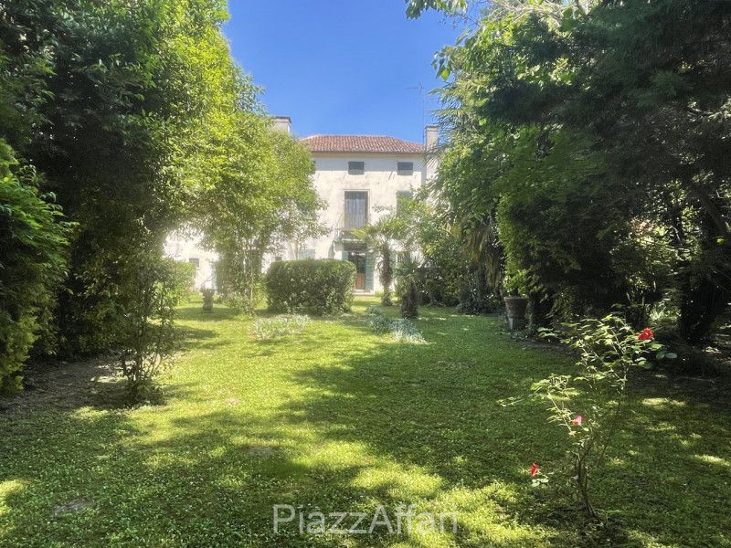 Piove di Sacco, proponiamo in vendita Storica Villa Veneta con ingresso da un viale alberato il q...