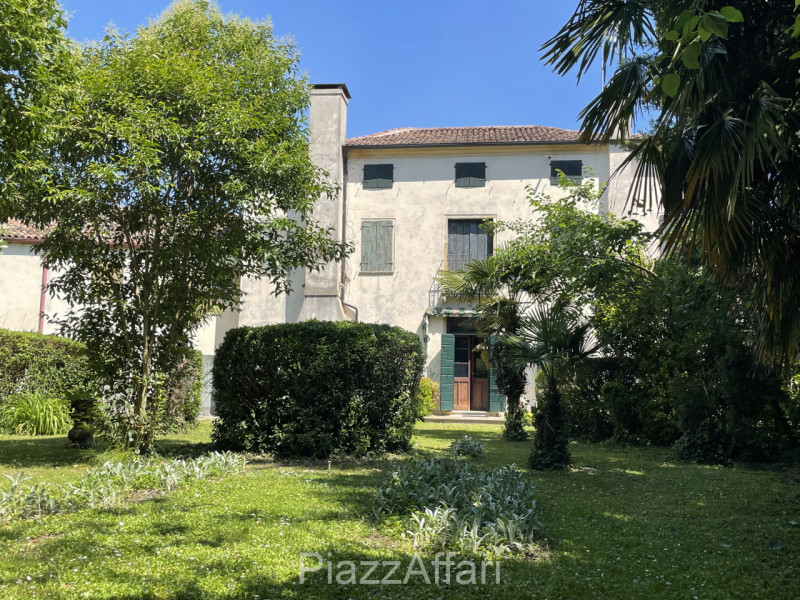 Piove di Sacco, proponiamo in vendita Storica Villa Veneta con ingresso da un viale alberato il q...