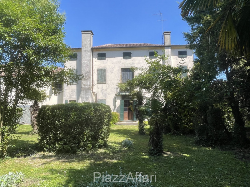 Piove di Sacco, proponiamo in vendita Storica Villa Veneta con ingresso da un viale alberato il q...