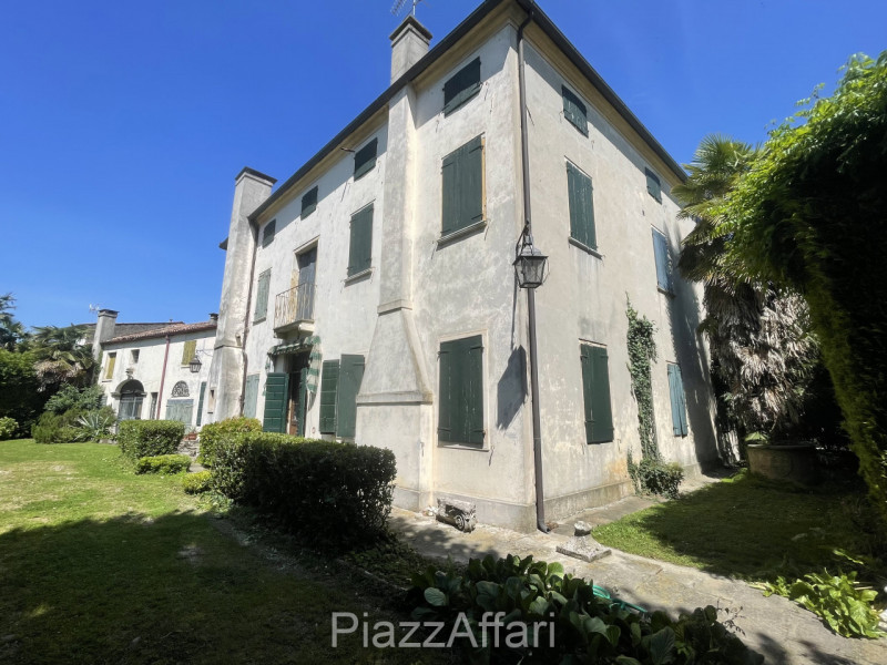 Piove di Sacco, proponiamo in vendita Storica Villa Veneta con ingresso da un viale alberato il q...