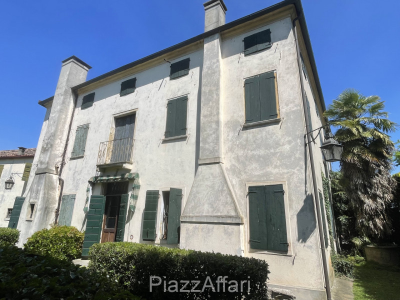 Piove di Sacco, proponiamo in vendita Storica Villa Veneta con ingresso da un viale alberato il q...