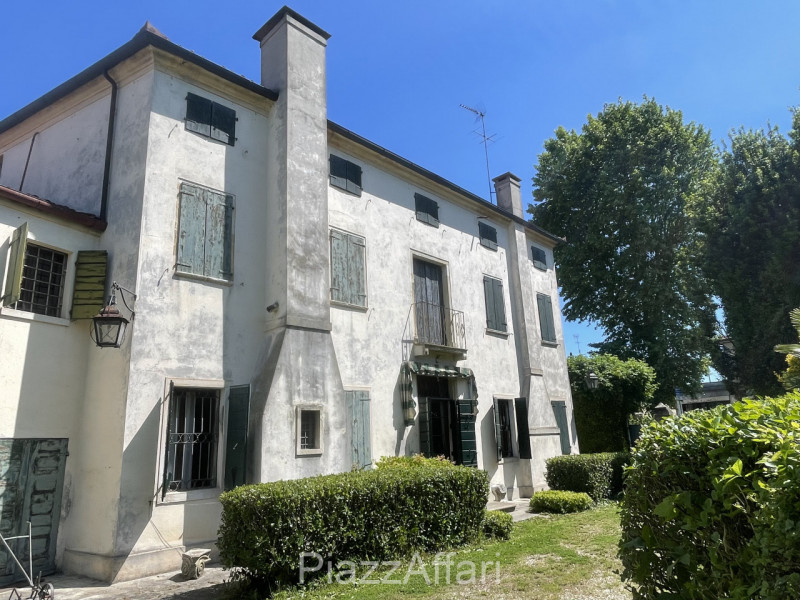 Piove di Sacco, proponiamo in vendita Storica Villa Veneta con ingresso da un viale alberato il q...