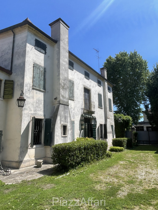 Piove di Sacco, proponiamo in vendita Storica Villa Veneta con ingresso da un viale alberato il q...