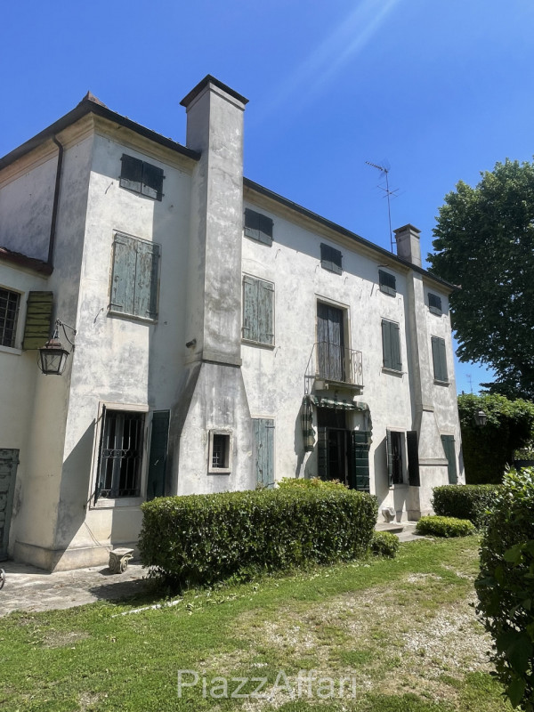 Piove di Sacco, proponiamo in vendita Storica Villa Veneta con ingresso da un viale alberato il q...