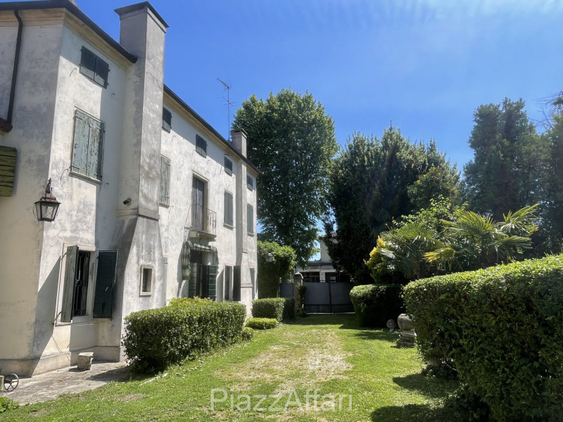 Piove di Sacco, proponiamo in vendita Storica Villa Veneta con ingresso da un viale alberato il q...