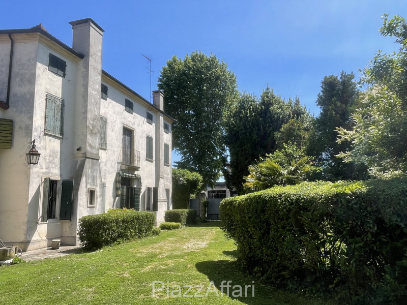 Piove di Sacco, proponiamo in vendita Storica Villa Veneta con ingresso da un viale alberato il q...