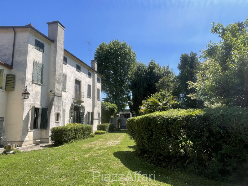 Piove di Sacco, proponiamo in vendita Storica Villa Veneta con ingresso da un viale alberato il q...