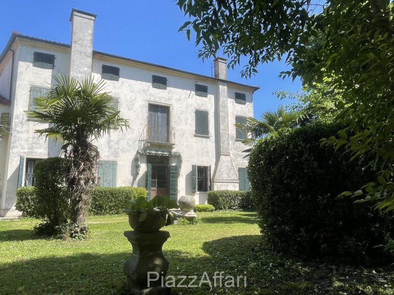 Piove di Sacco, proponiamo in vendita Storica Villa Veneta con ingresso da un viale alberato il q...