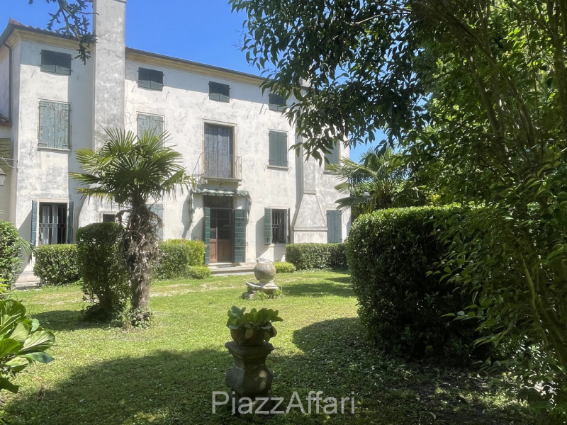 Piove di Sacco, proponiamo in vendita Storica Villa Veneta con ingresso da un viale alberato il q...