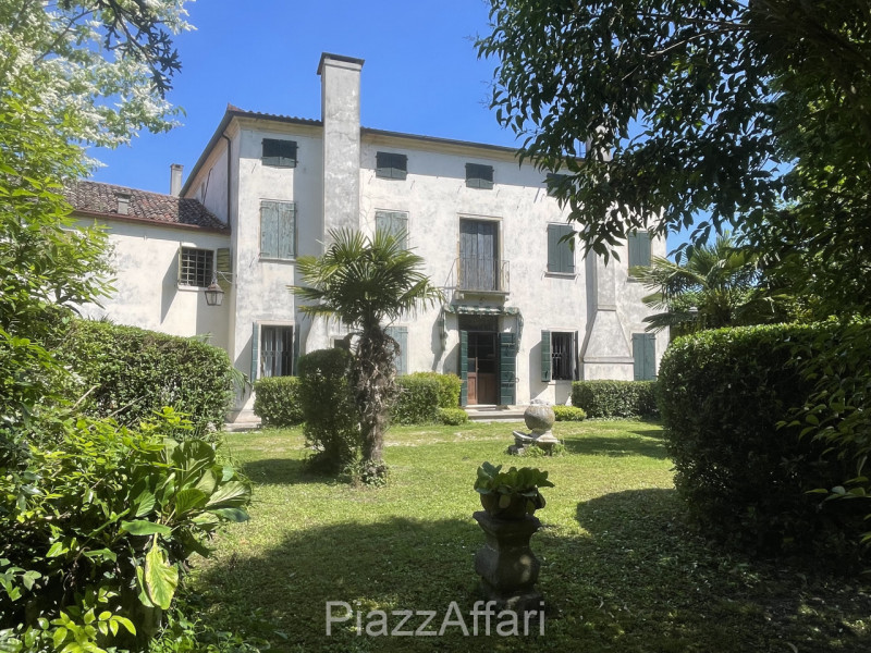 Piove di Sacco, proponiamo in vendita Storica Villa Veneta con ingresso da un viale alberato il q...