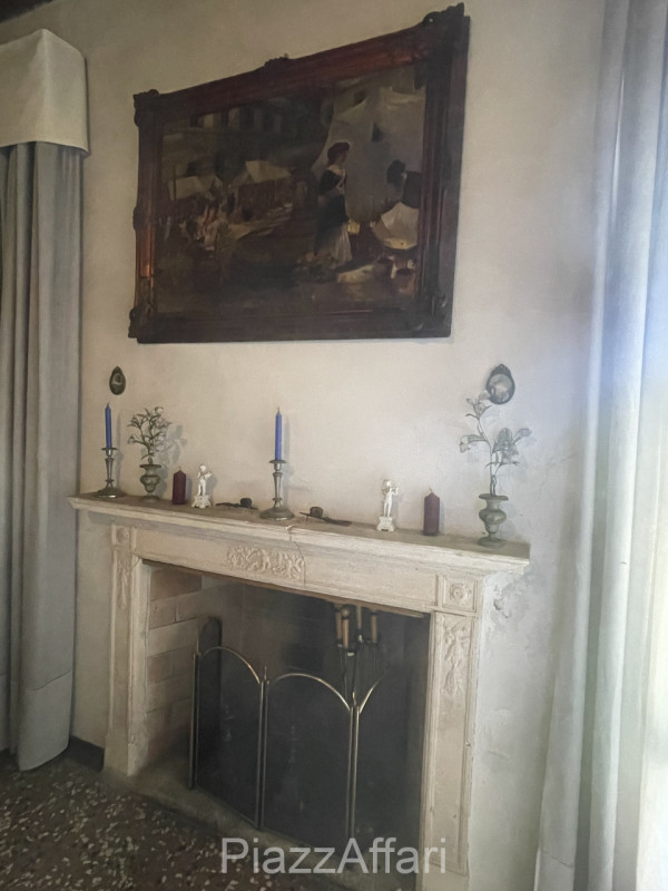 Piove di Sacco, proponiamo in vendita Storica Villa Veneta con ingresso da un viale alberato il q...