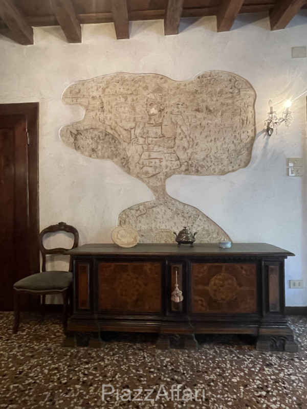 Piove di Sacco, proponiamo in vendita Storica Villa Veneta con ingresso da un viale alberato il q...