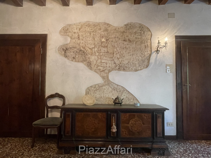 Piove di Sacco, proponiamo in vendita Storica Villa Veneta con ingresso da un viale alberato il q...