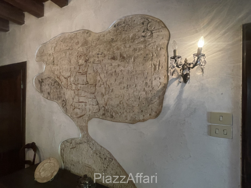 Piove di Sacco, proponiamo in vendita Storica Villa Veneta con ingresso da un viale alberato il q...
