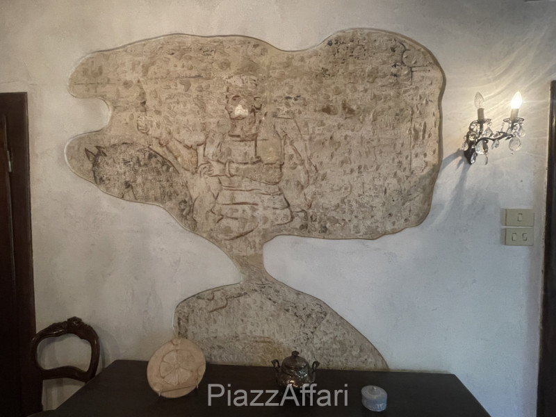 Piove di Sacco, proponiamo in vendita Storica Villa Veneta con ingresso da un viale alberato il q...