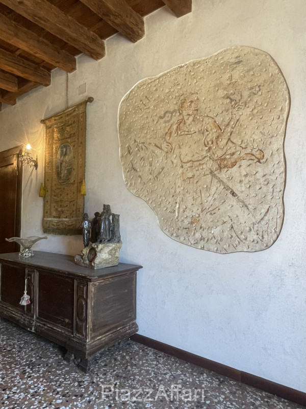 Piove di Sacco, proponiamo in vendita Storica Villa Veneta con ingresso da un viale alberato il q...