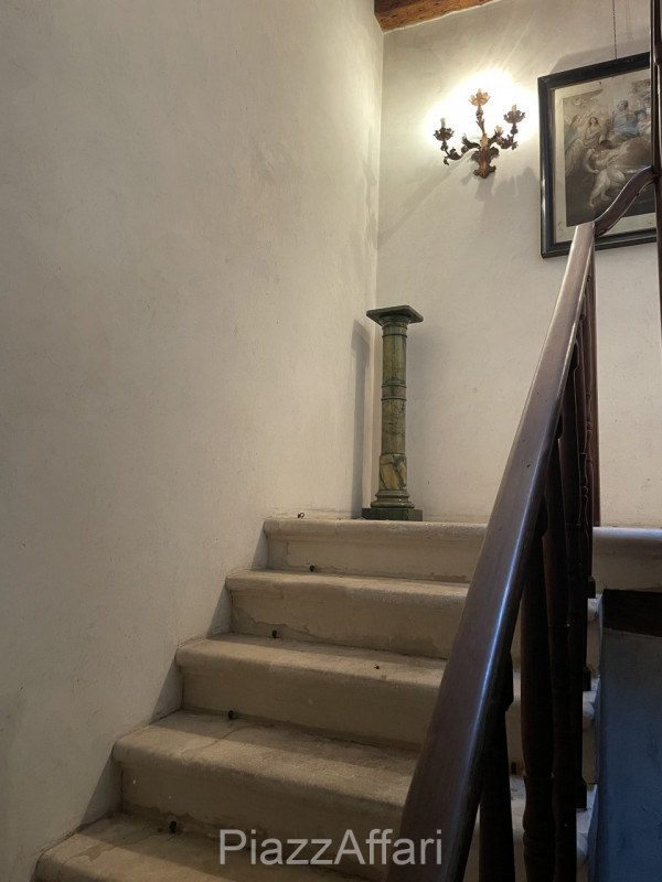 Piove di Sacco, proponiamo in vendita Storica Villa Veneta con ingresso da un viale alberato il q...