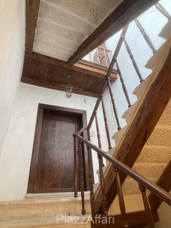 Piove di Sacco, proponiamo in vendita Storica Villa Veneta con ingresso da un viale alberato il q...