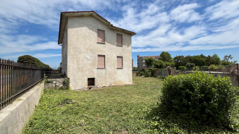 Nel comune di Grisignano di Zocco, in posizione strategica e ben visibile fronte strada, proponia...