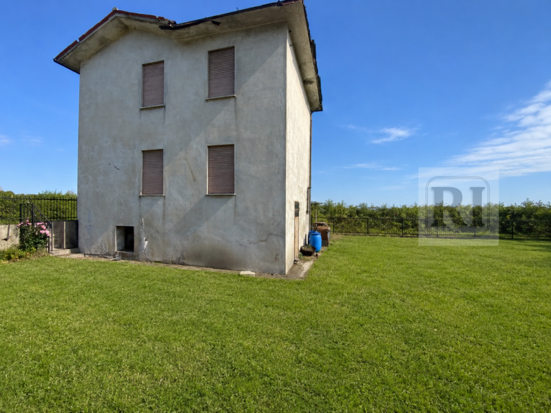 In posizione strategica e fronte strada nel comune di Grisignano di Zocco, proponiamo in vendita ...