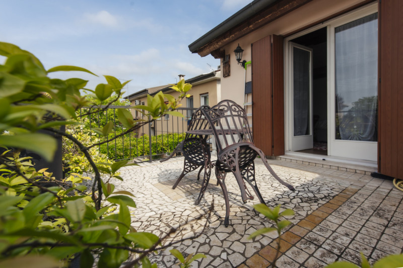 Scopri questo affascinante appartamento bilocale situato nella tranquilla e verdeggiante zona di ...