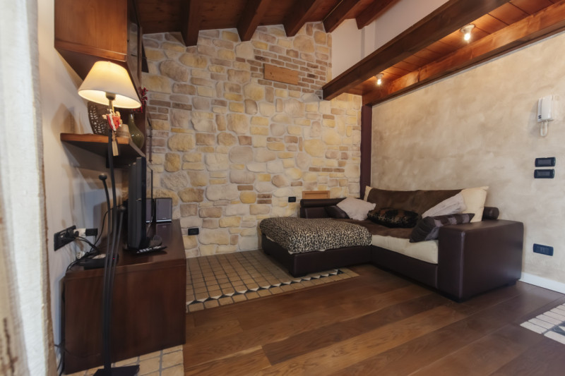 Scopri questo affascinante appartamento bilocale situato nella tranquilla e verdeggiante zona di ...