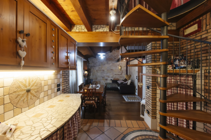 Scopri questo affascinante appartamento bilocale situato nella tranquilla e verdeggiante zona di ...