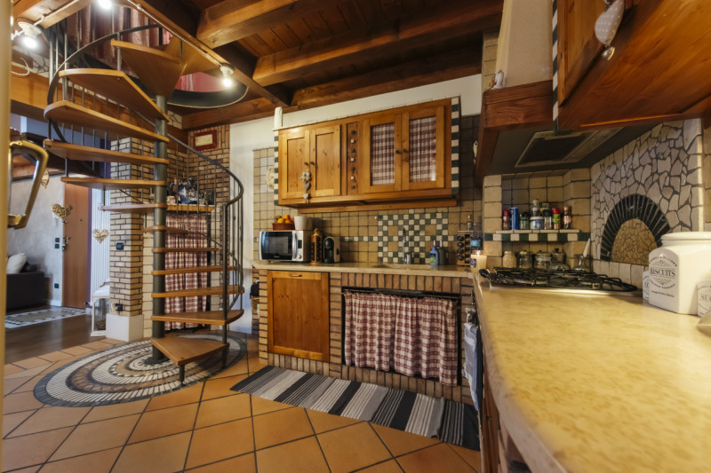 Scopri questo affascinante appartamento bilocale situato nella tranquilla e verdeggiante zona di ...