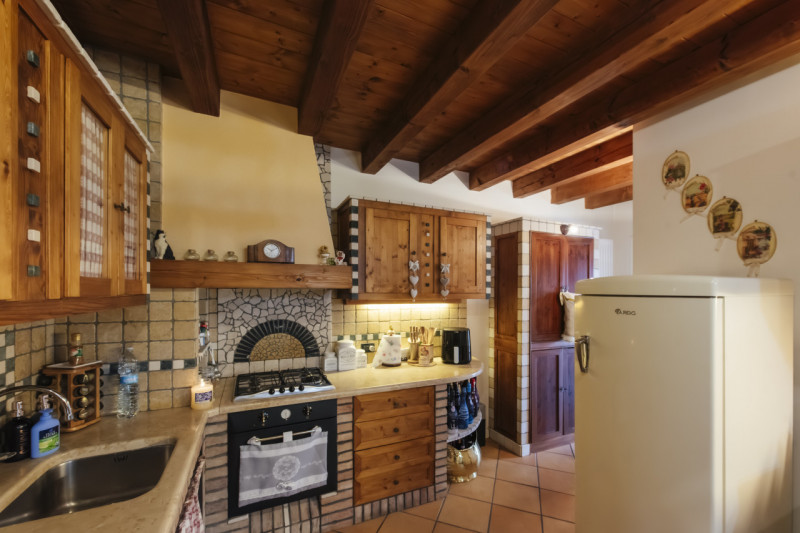 Scopri questo affascinante appartamento bilocale situato nella tranquilla e verdeggiante zona di ...