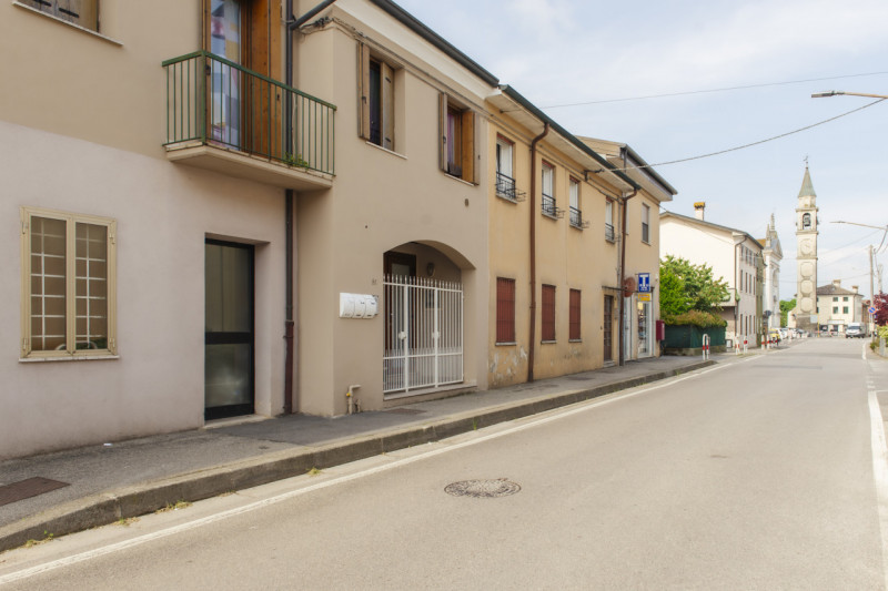 Scopri questo affascinante appartamento bilocale situato nella tranquilla e verdeggiante zona di ...